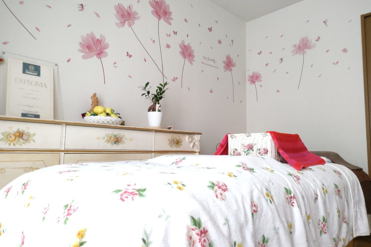 「明日も仕事なのに眠れない」悩みに寄り添う、静かで清潔なサロンの風景。50代女性の心身を整え、ワクワクする60代へ導くブログの表紙。