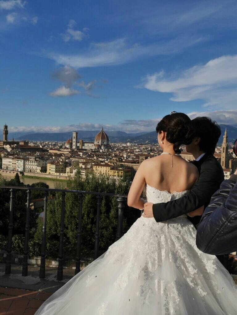 スッと伸びた背中こそ、ドレスを最高に美しく着こなす「大人の正解」です。50代ブライダルエステ 背中美人 姿勢