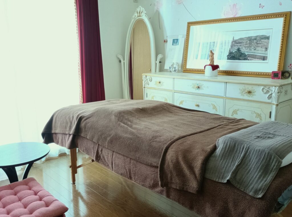 新しく飾った絵画を見ながら、いつの間にか心の緊張もほぐれて……ふと、予約時の不安を打ち明けてくださった瞬間の、温かな空気感。