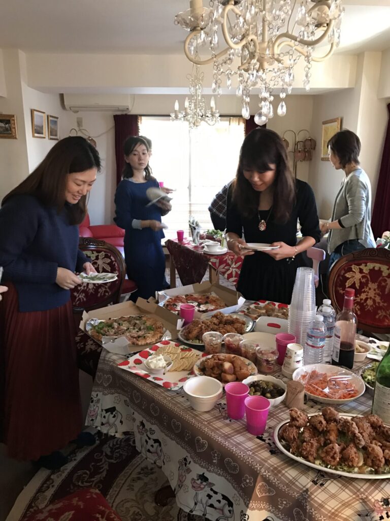 美味しい食事とカクテルを囲んで。この笑顔こそが、私にとっての宝物です。