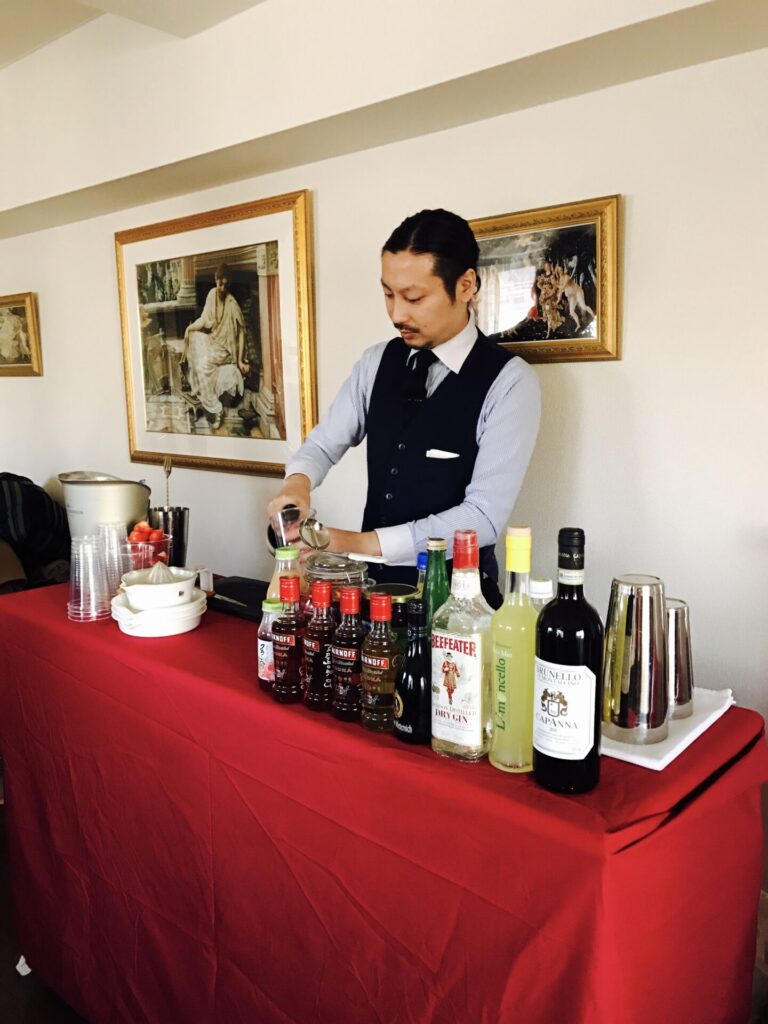 サロンの一角に現れた「一夜限りの特別なバーカウンター」。しんや君の凛とした立ち姿が懐かしいです。